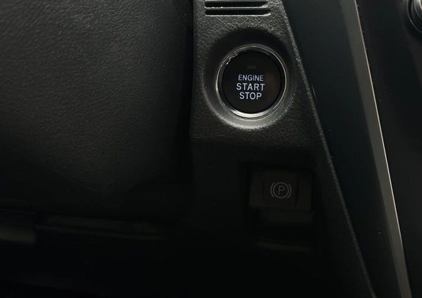 Toyota Avensis cena 66900 przebieg: 106000, rok produkcji 2018 z Kraków małe 121